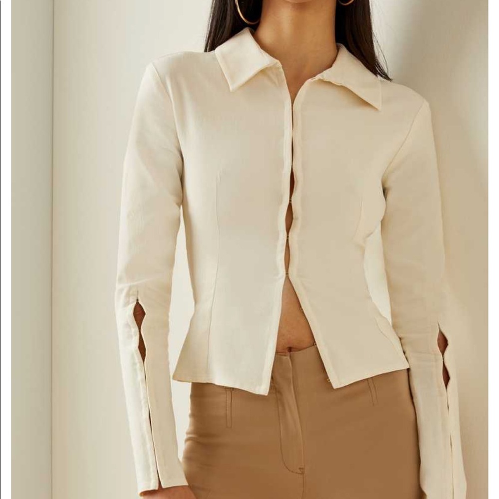 NWT Jacquemus
Le Chemise Obiou Shirt size 38